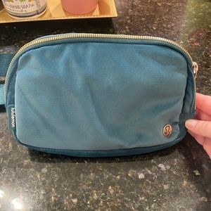 LuluLemon everywhere belt bag, velour jasper & gold